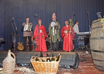 Mladi konjanik mačem je presjekao svoj vojnički plašt u dva dijela1