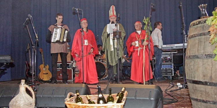 Mladi konjanik mačem je presjekao svoj vojnički plašt u dva dijela1