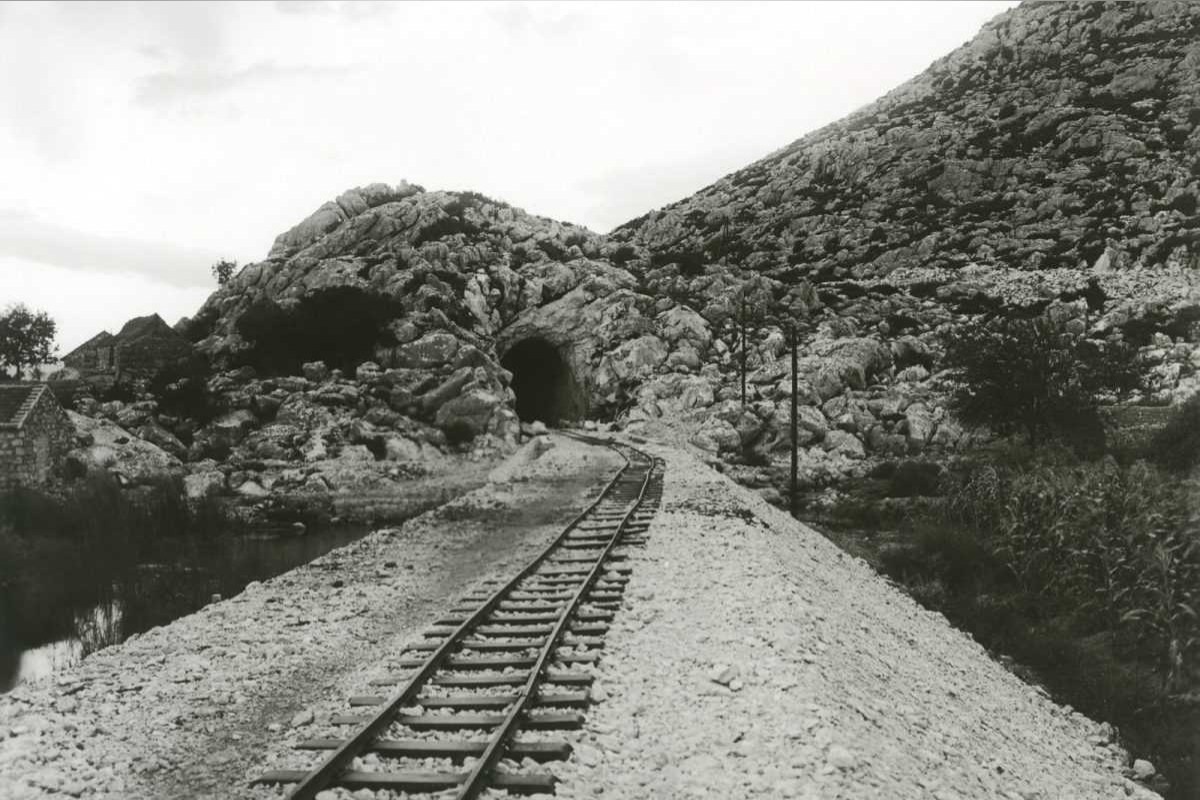 Željeznička pruga koja vodi prema tunelu kroz brdo u blizini Neretve
