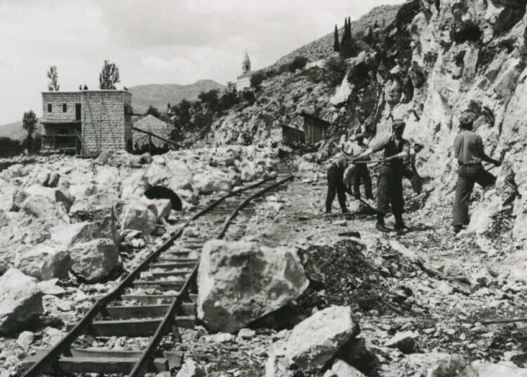 Radnici ručno grade željezničku prugu kroz hercegovački krš i kamen
