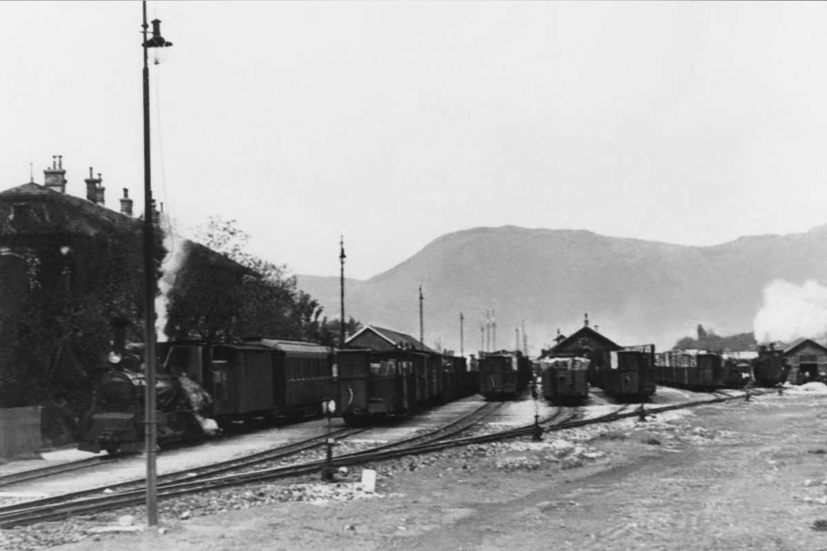 Stari parni vlakovi na željezničkom kolodvoru u dolini Neretve