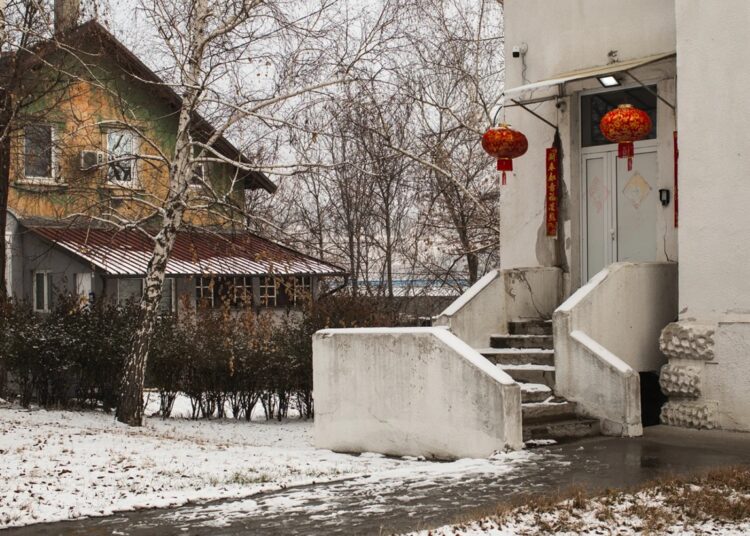 Zgrada u Boru s istaknutim kineskim lampionima i natpisima, simbolizirajući prisutnost kineske zajednice i radnika kompanije Zijin.