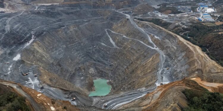 Zračna snimka golemog površinskog kopa rudnika bakra u Boru s vidljivim slojevima eksploatacije i rudarskom mehanizacijom.