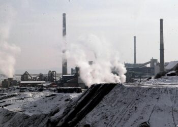 Industrijski kompleks topionice u Boru zimi, visoki dimnjaci i emisije dima iznad rudarskih postrojenja.