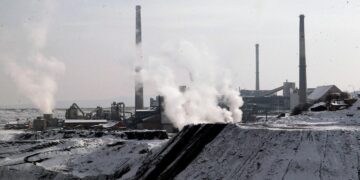 Industrijski kompleks topionice u Boru zimi, visoki dimnjaci i emisije dima iznad rudarskih postrojenja.