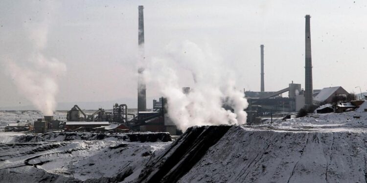 Industrijski kompleks topionice u Boru zimi, visoki dimnjaci i emisije dima iznad rudarskih postrojenja.