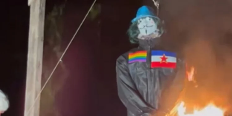 Lutka u crnom kombinezonu s maskom Guyja Fawkesa, duginom zastavom i zastavom Jugoslavije na prsima tijekom spaljivanja u Novigradu
